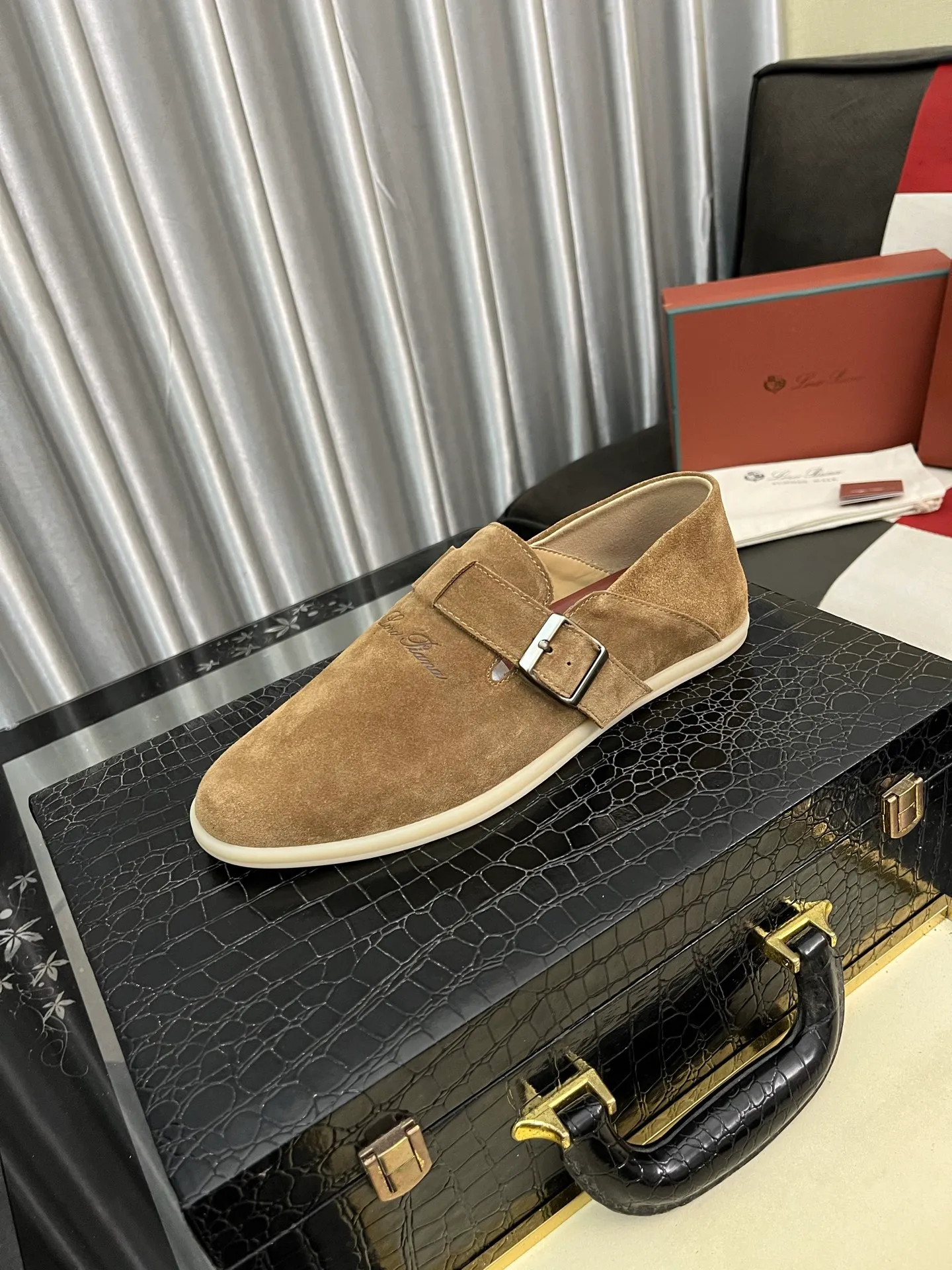 Men's men's shoes 💰458⌚️⌚️ Loro Piana's classic hot model lp top version of Pili casual shoes. It turns out that these are the casual shoes that are said to be able to walk 20,000 steps without getting tired. This pair has both good looks and feel. You will be completely lost as soon as you put it on. The minimalist design is eye-catching and durable, and it is a bonus for dressing. The soft feeling on the feet has outstanding texture, and it is very nice without abrasion on the feet. The soft and waxy soles make it easy to wear for daily use for a long time. Who can resist a pair of versatile and good-looking loafers? Don't be too elegant at all, the feel and texture of the feet are good, the key is to make the legs look longer and not tire the feet, the main thing is that it is just right!        Material: Original cowhide Lining: Original sheepskin Outsole: Original sole Size: 38-44